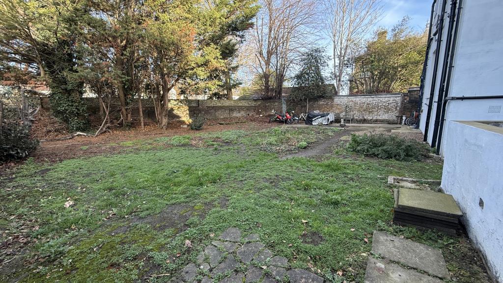 Lot: 26484 - TO BE OFFERED IN OUR 26TH MARCH AUCTION - SUBSTANTIAL DETACHED HMO WITH EXTENSIVE GROUNDS, OUTBUILDINGS AND PARKING FOR INVESTMENT - External image of communal garden area